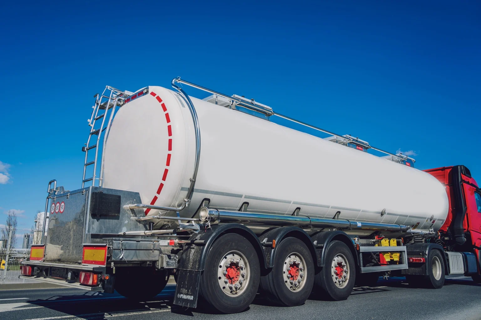 large_tanker_truck_with_a_white_tank-ISM
